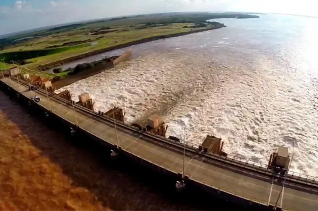 Abrirán hoy compuertas en Brasil y Paraguay para que suba el río Paraná