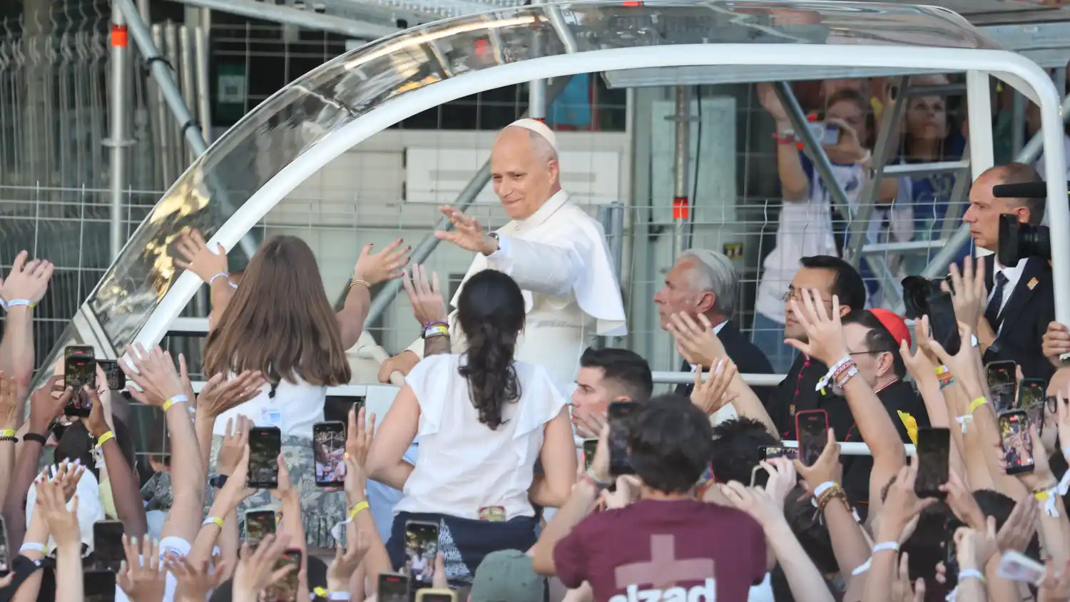 Six Seven. El Papa revolucionó las redes con un saludo juvenil y enigmático. Foto: Gabriel González Andrio.