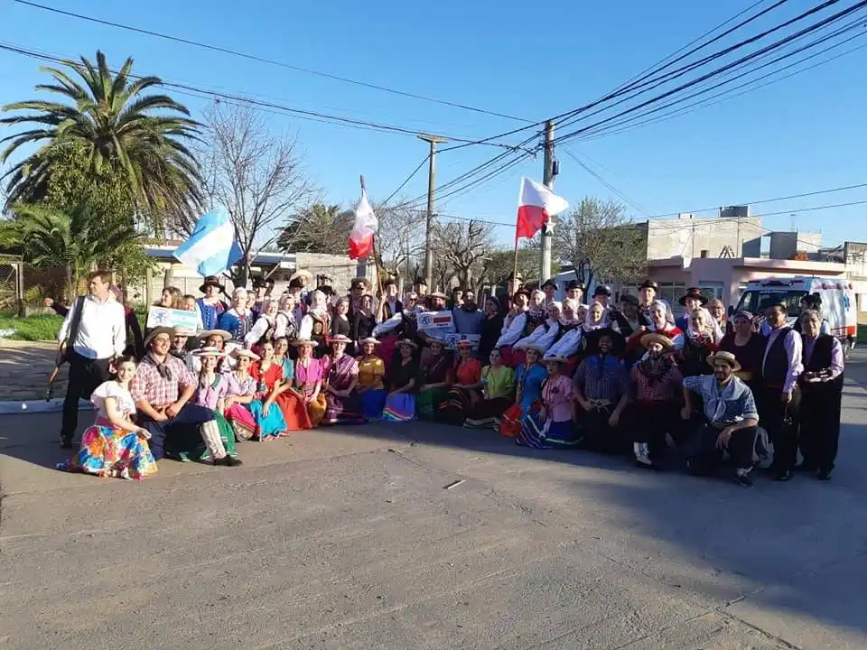 Bailarines de Polonia, Chile, Paraguay, Eslovenia y Argentina celebran 30 años de festivales CIOFF en la Argentina
