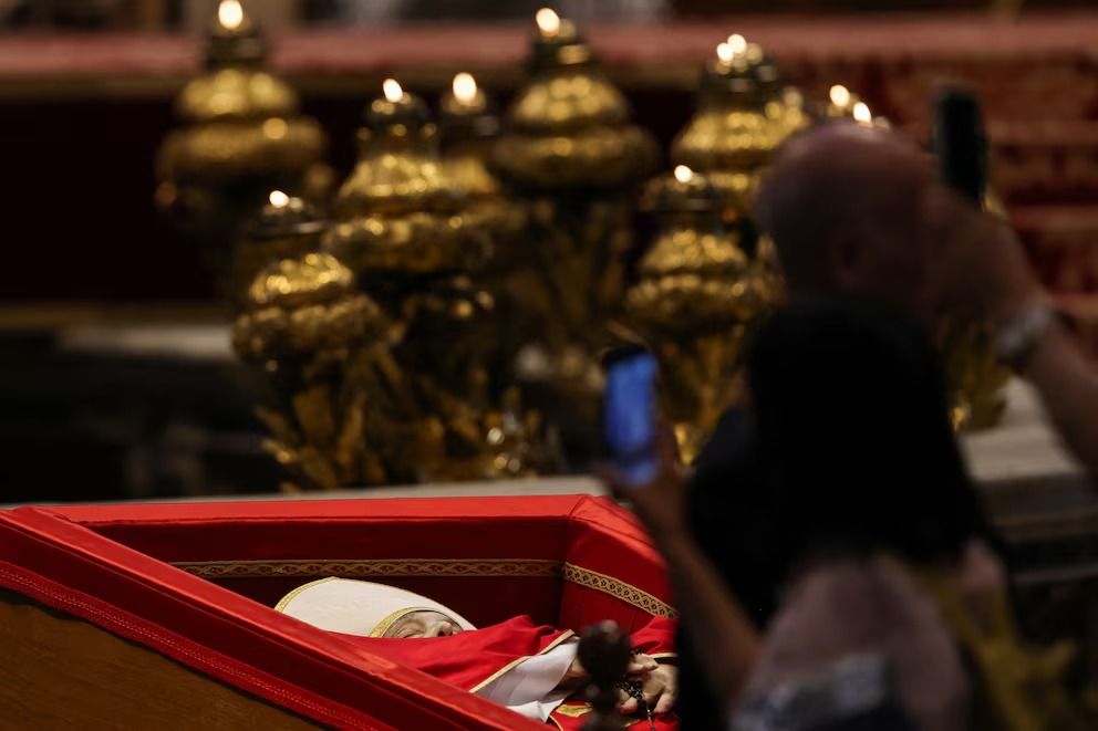 Así descansa el papa Francisco en la basílica de San Pedro: qué procedimiento se implementó para conservar su cuerpo