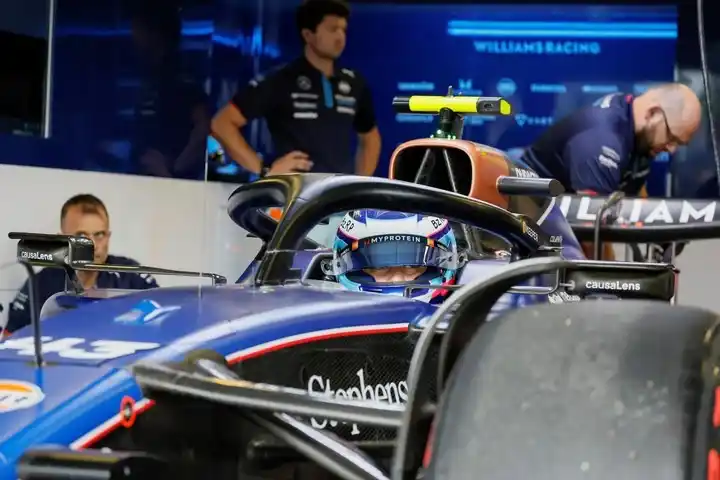 Colapinto, listo para acelerar en Bakú. FOTO: Olé.