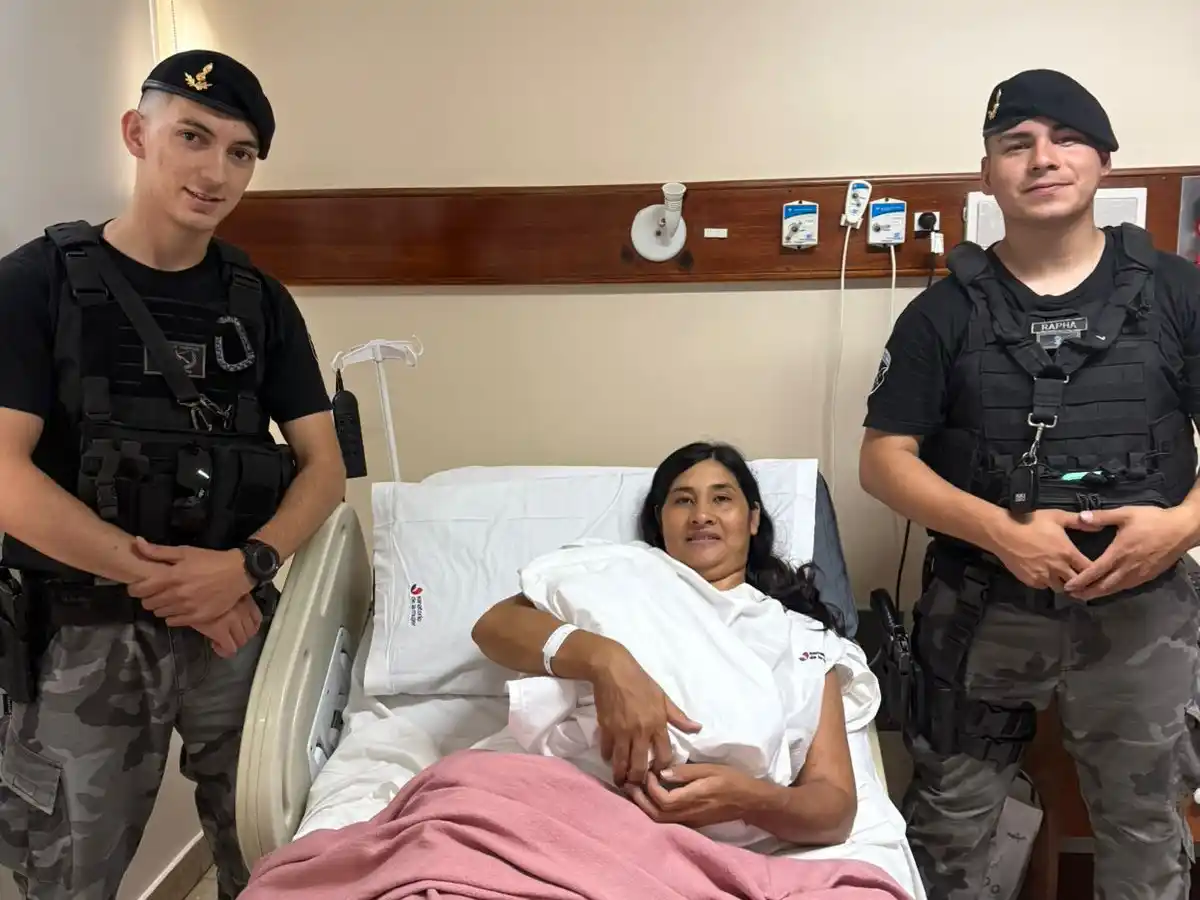 Agentes policiales asistieron a una mujer que iba a dar a luz en la zona oeste