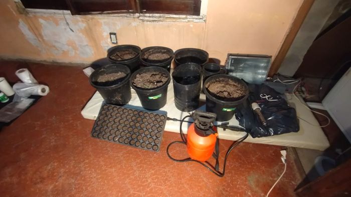 Operativo en Rafaela: la Policía Federal detuvo a un hombre con droga, un arma y celulares - 1