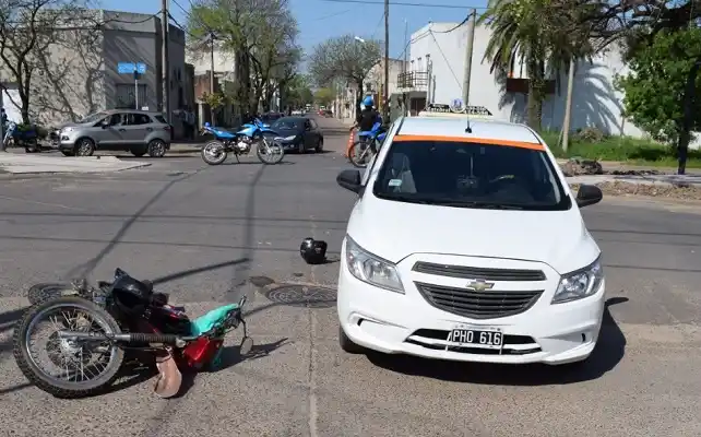 Se complicó la salud de un motociclista que chocó un remis