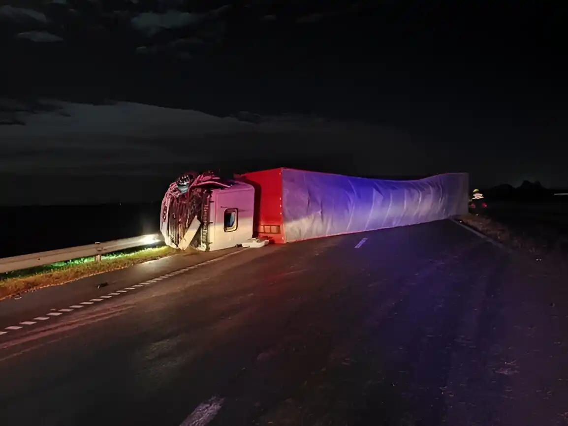 El camión quedó atravesado en el puente del río Arrecifes.
