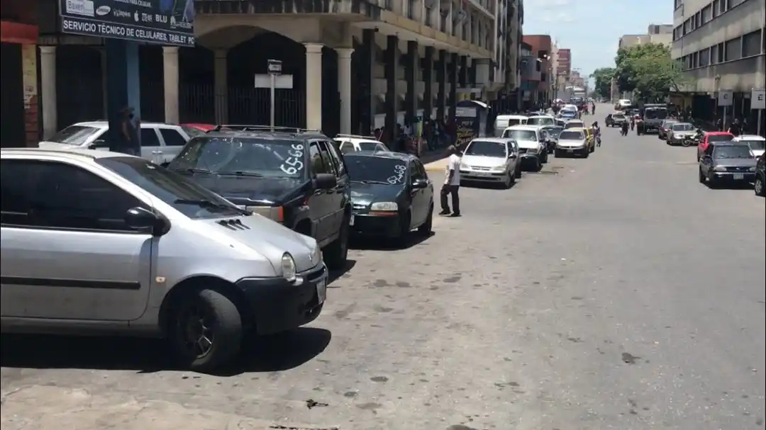 ARROLLADOS en cola de gasolina en Lara