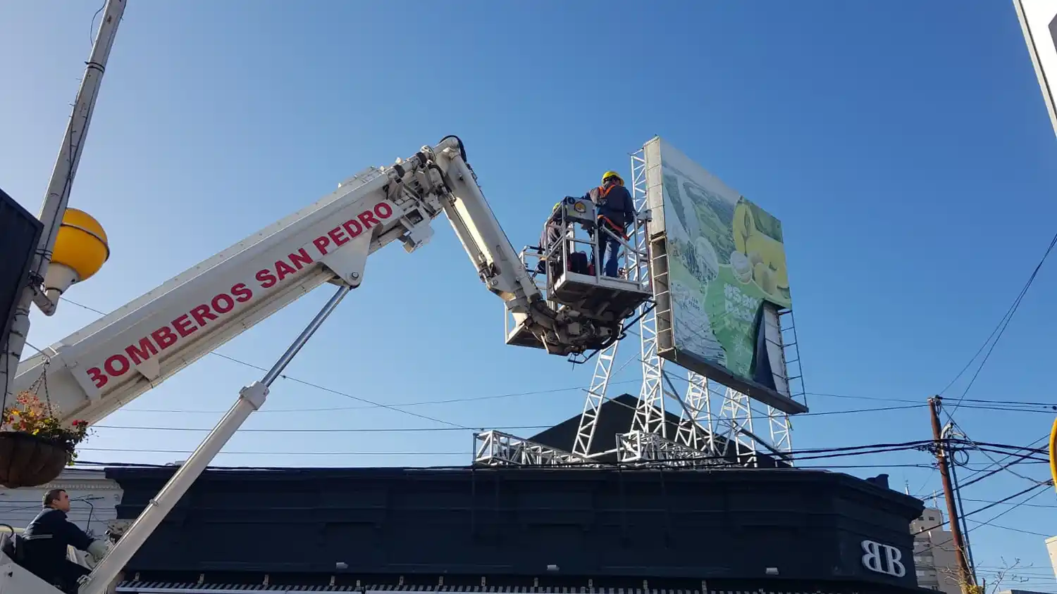 Por daños producto del viento, retiraron el cartel publicitario de la Municipalidad sobre el bar Butti