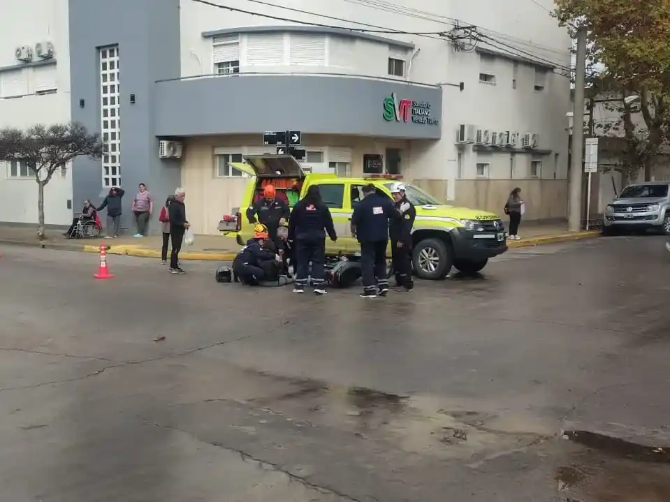 Bomberos atendieron al joven lesionado.