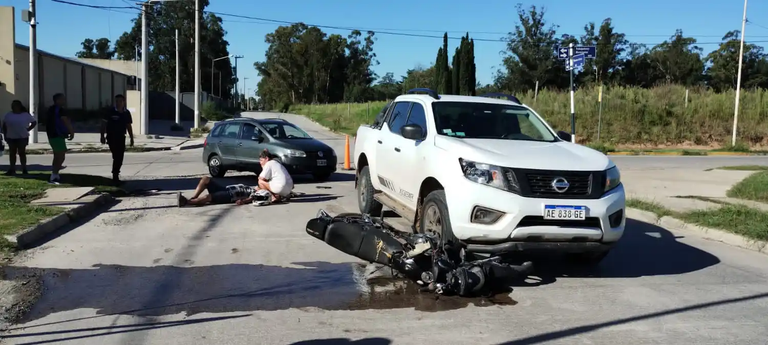 Un herido tras un choque entre una camioneta y una moto