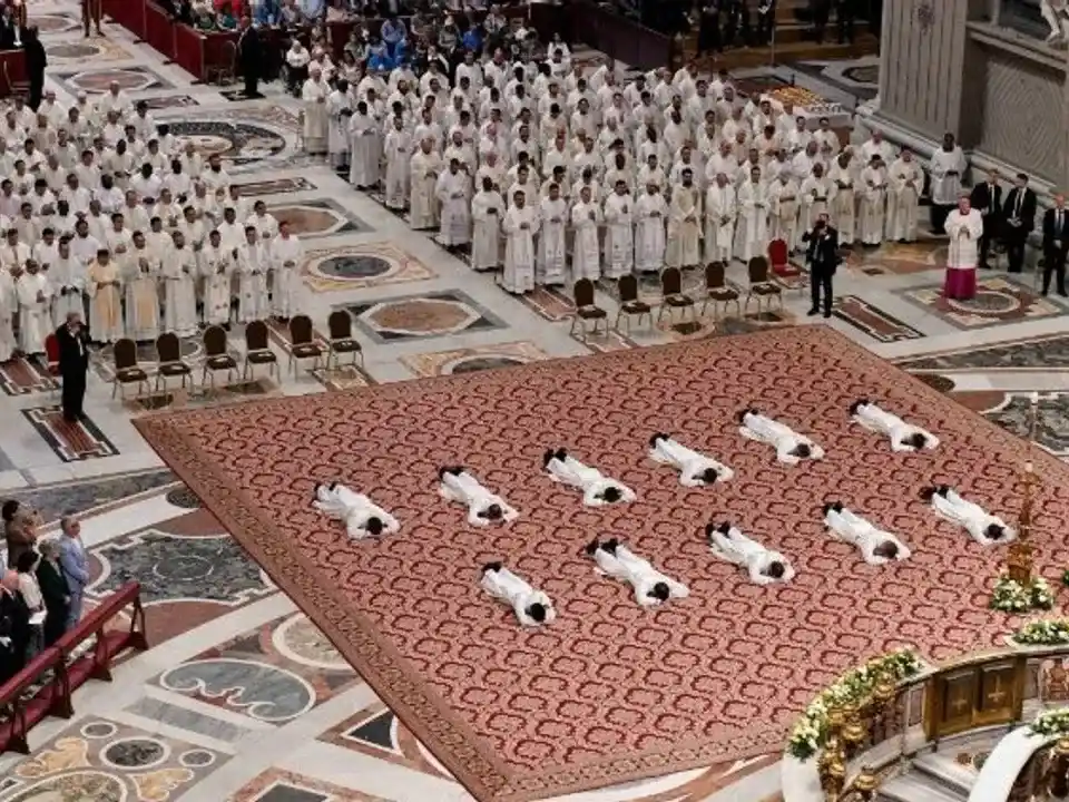 León XIV llamó a los nuevos sacerdotes a "ser creíbles" y "sanar una Iglesia herida"