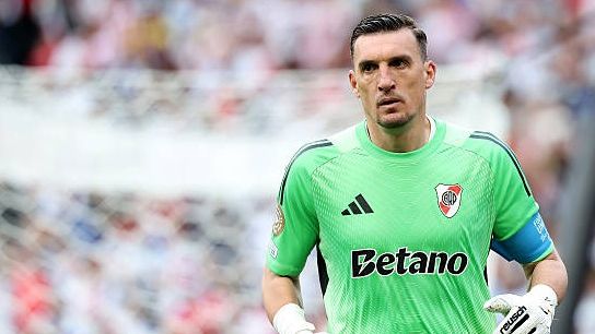 Armani seguirá como titular