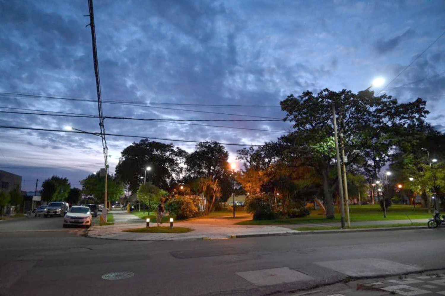 Llegó la luz LED a la plaza del Árbol de Tres Arroyos