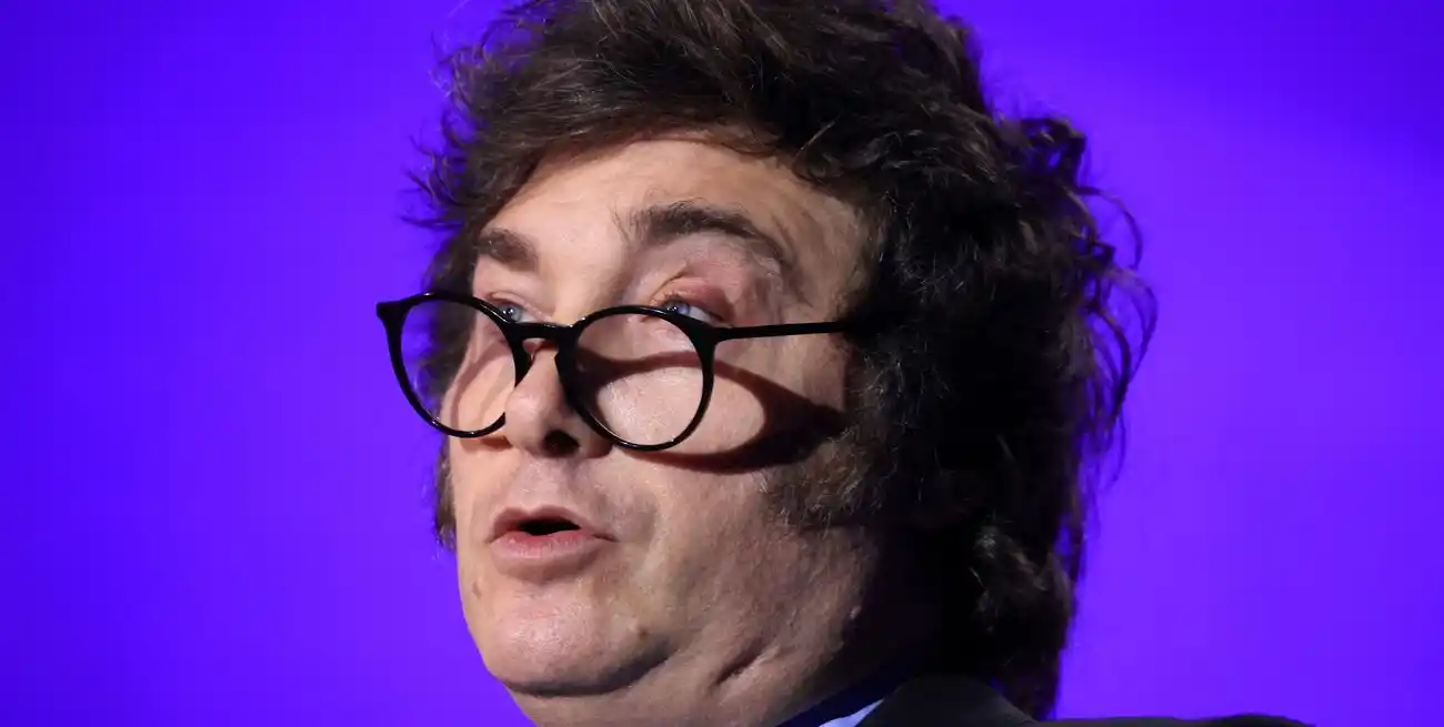 El presidente argentino volvió a viajar, esta vez a España. Crédito: Reuters.