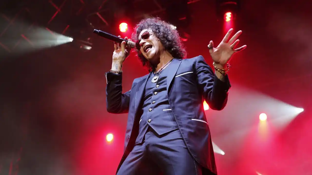 Enrique Bunbury se sacó en pleno show