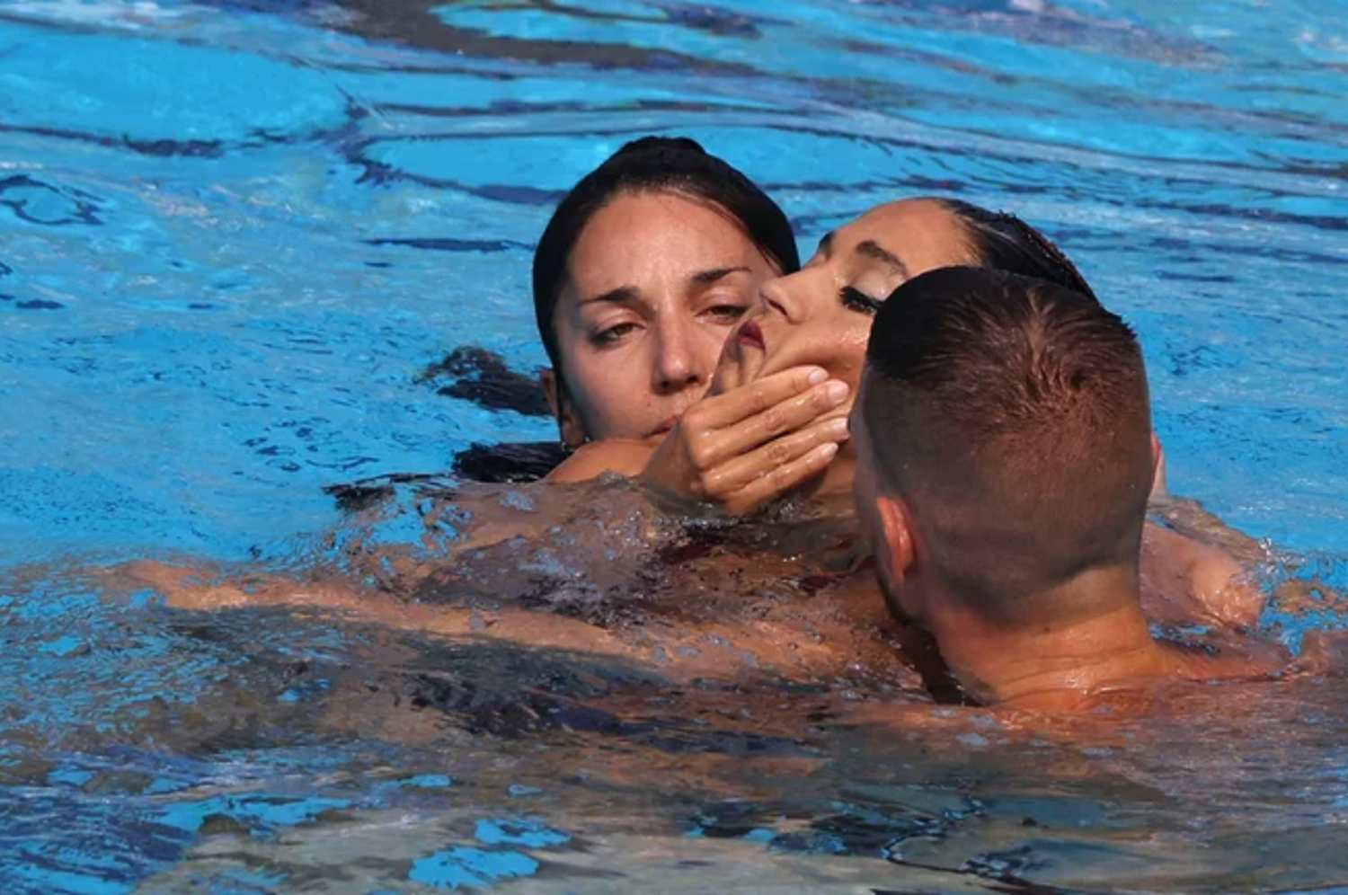 Le prohibieron competir a la nadadora que se desmayó en el Mundial de Natación