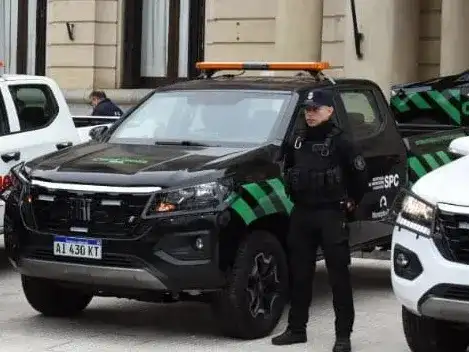 Las camionetas de Centinela Rural son negras con plotters verde.