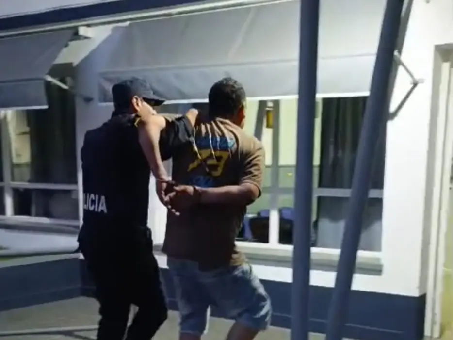 Hacía maniobras imprudentes, lo pararon y amenazó con un cuchillo al personal de Tránsito y policías