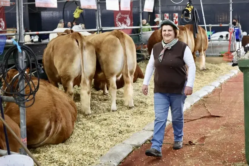 Fittipaldi posa orgullosa con sus Limousin de la cabaña El Estybo