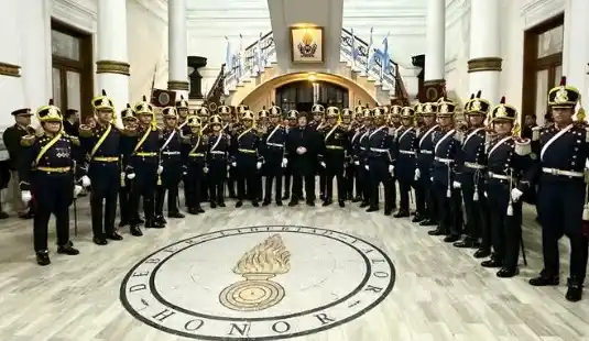 En el Regimiento de Granaderos junto al escudo con las consignas Honor, Deber, Libertad, Valor-