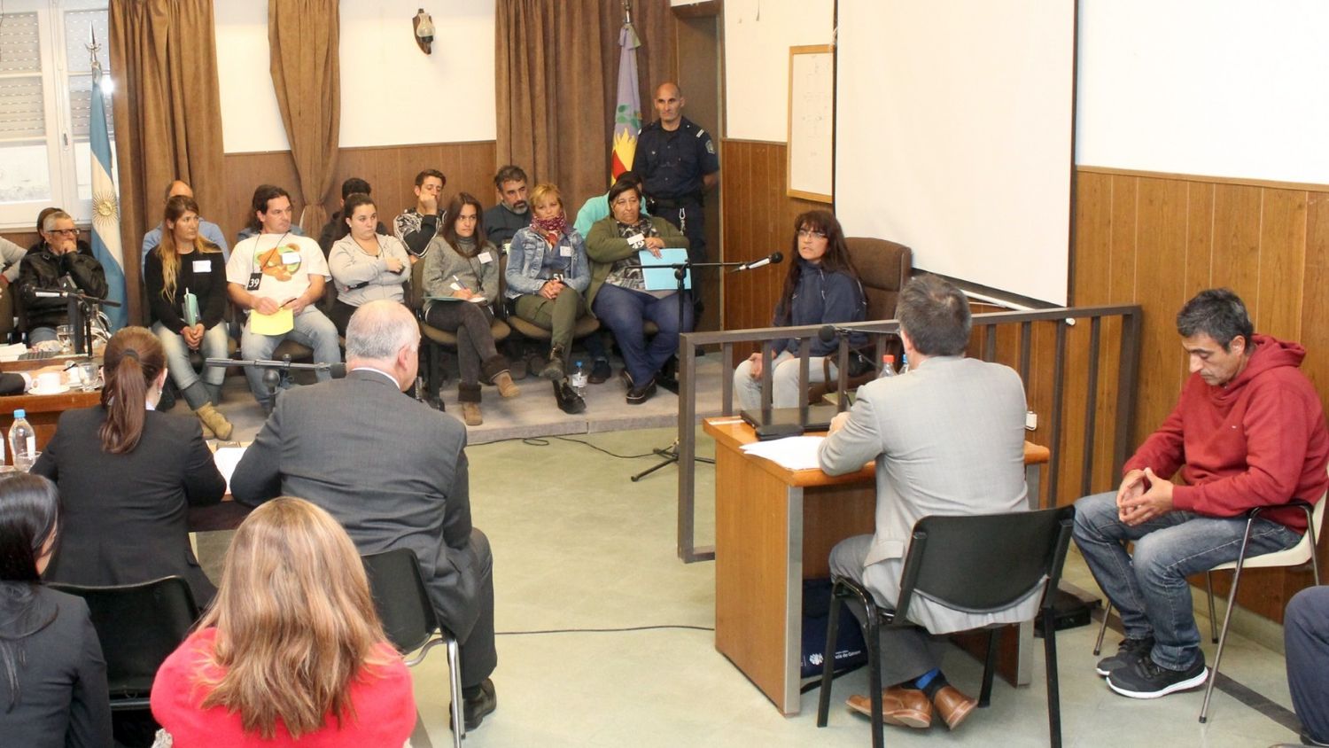 Un anterior debate público por un caso de abuso, en el que intervinieron "jueces del pueblo"