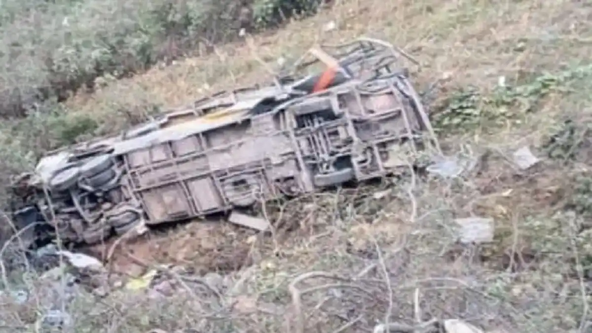 Al menos 10 personas perdieron la vida al caer autobús por un precipicio en Perú