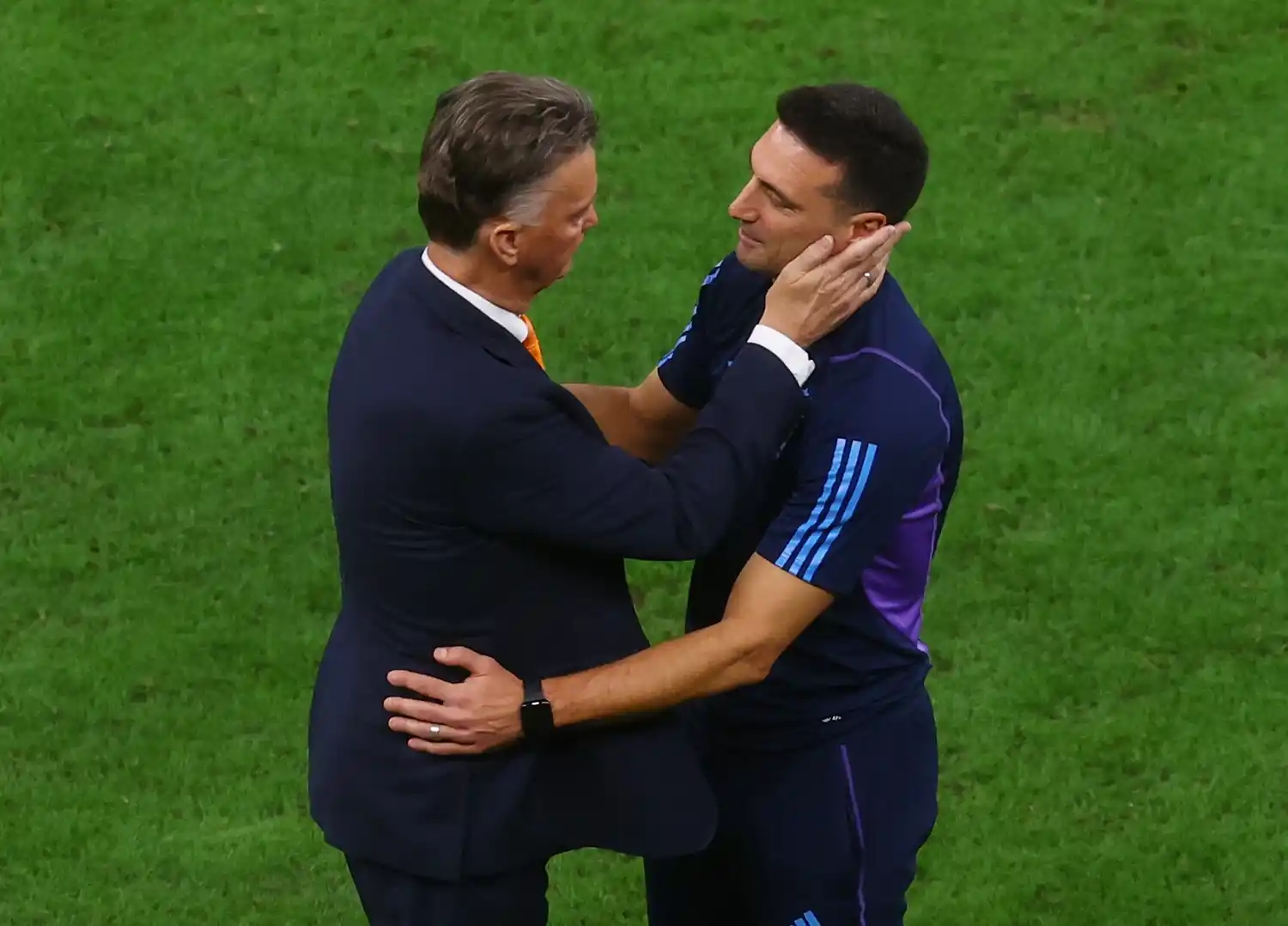 Scaloni, en el saludo con Van Gaal.