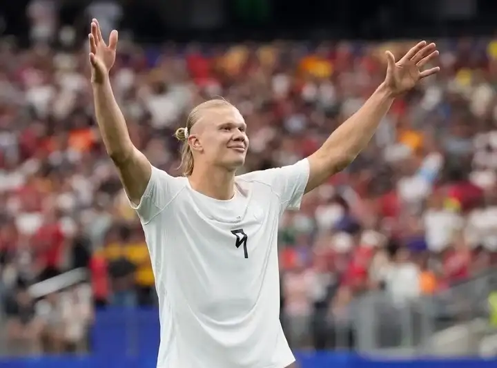 Haaland marcó el gol decisivo para que Noruega avance a octavos de final.