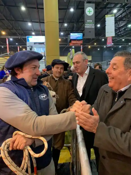 Juntos. De Angeli recorrió la expo junto a Benedetti