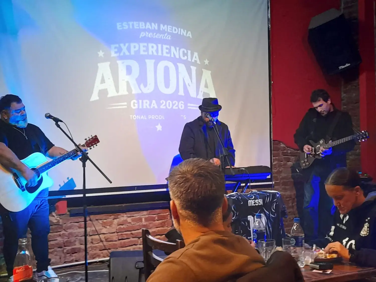 Esteban Medina volvió a homenajear a Ricardo Arjona en Necochea