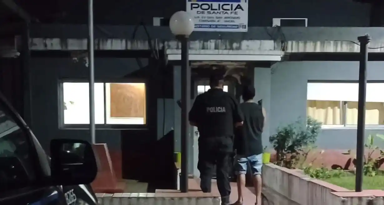 Uno de los detenidos es ingresado a la Comisaría Cuarta de Maciel. Unidad Regional XV.