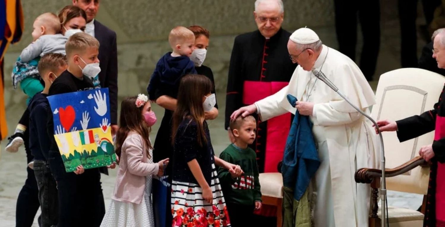 El Papa besó una bandera de Ucrania y condenó la masacre de Bucha