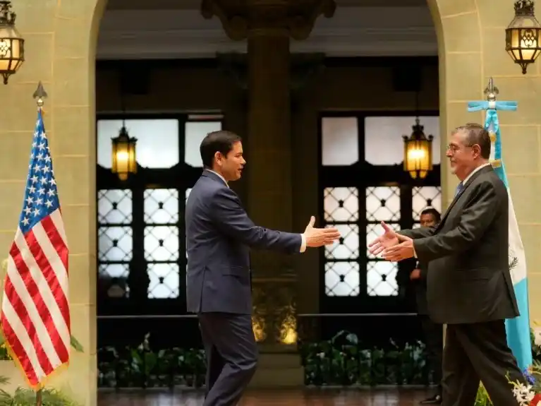 El secretario de Estado de EEUU, Marco Rubio, saluda al presidente de Guatemala, Bernardo Arévalo.