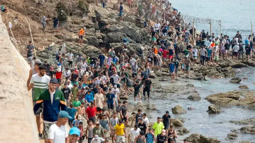 Oleada migratoria en la frontera entre Marruecos y Ceuta.