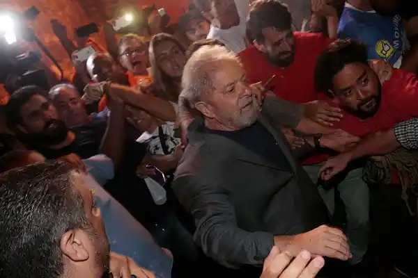 Lula Da Silva se entregó para cumplir su condena