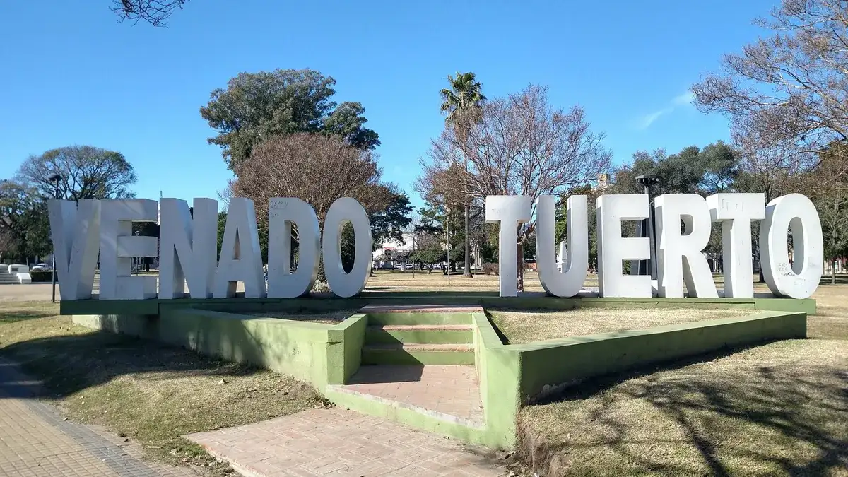 Sol pleno en la plaza San Martín uno de los espacios verdes emblemáticos de la ciudad.