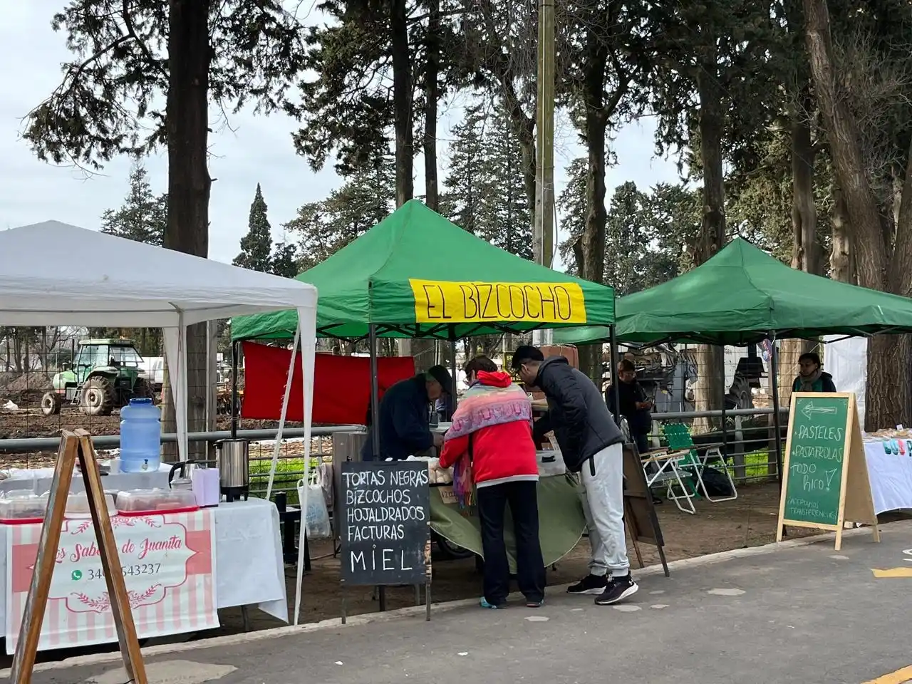 Emprendedores ofrecieron una gran variedad de productos.