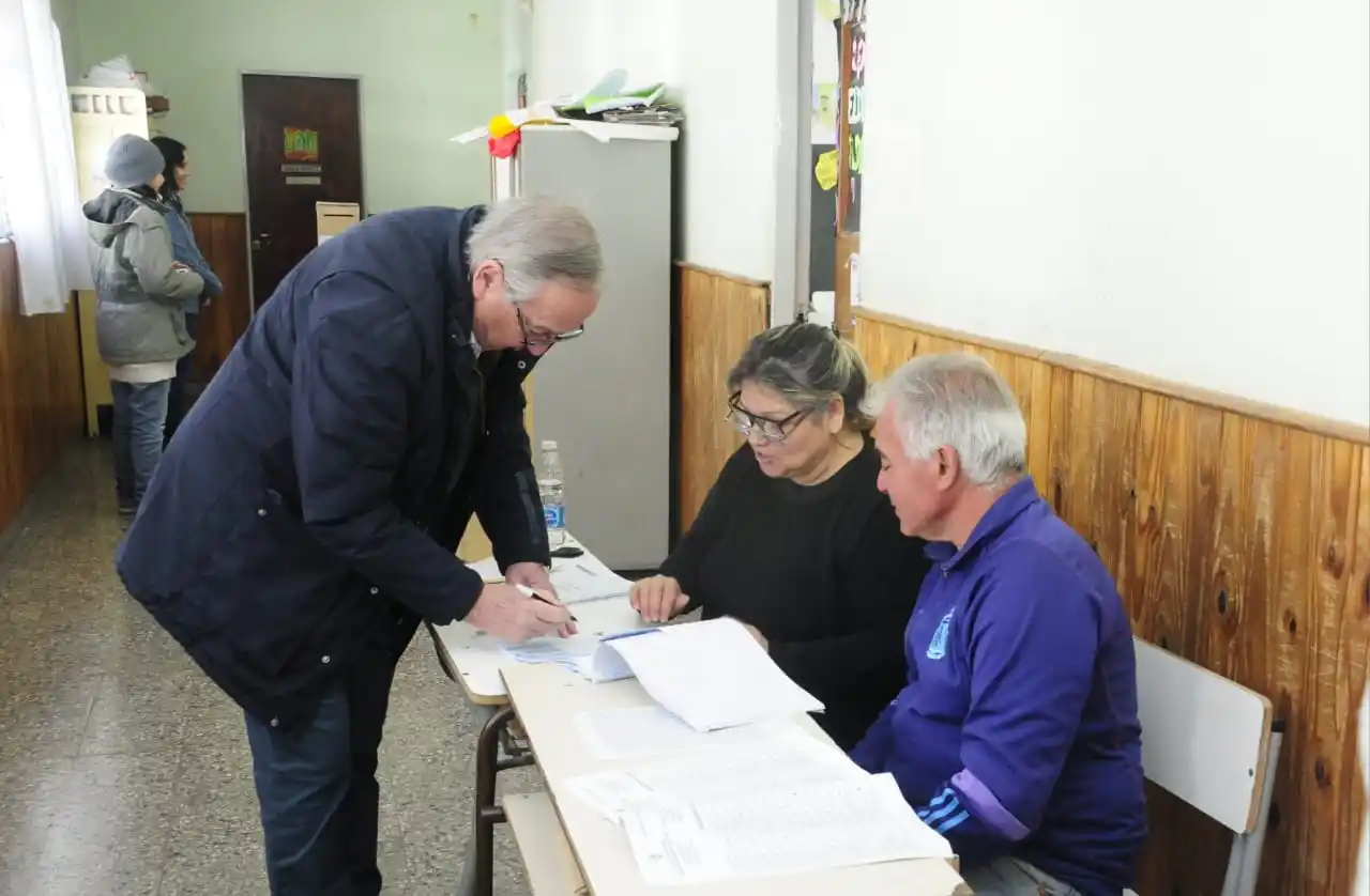 El intendente Miguel Ángel Lunghi emitió su voto.