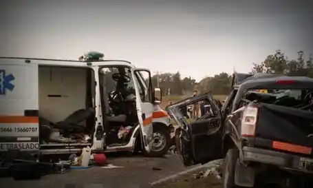 Trasladan a Paraná al chofer y a dos ocupantes de la ambulancia