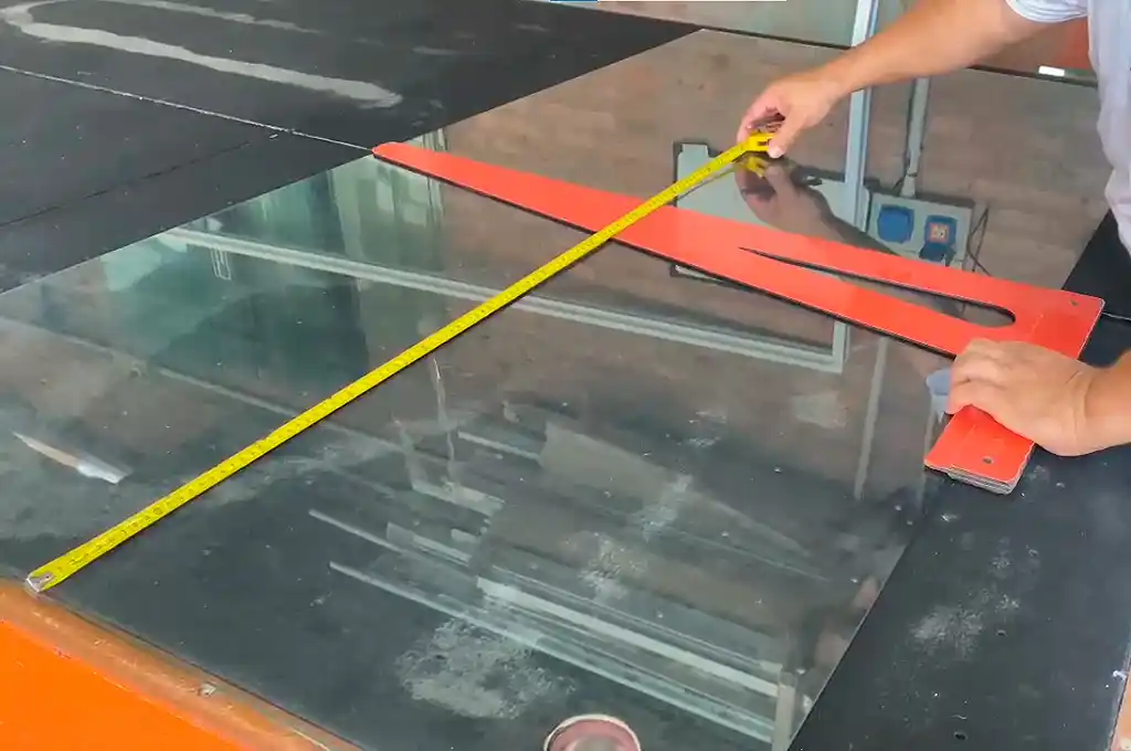 Marcelo Ulrich- Propietarios	25 años de calidad en vidrios, espejos y aberturas en Vidriería Roma - 2