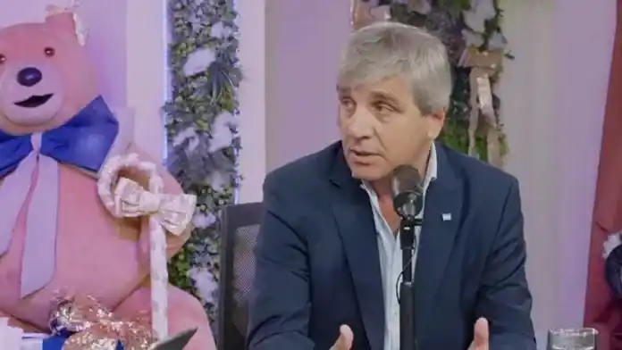Caputo planteó que no habrá devaluación porque el dólar "va a acompañar la inflación"