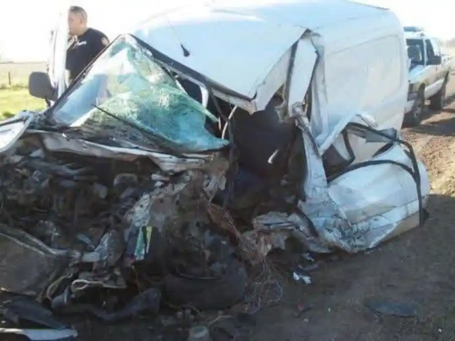 Los vehículos quedaron destruidos tras el impacto. (Foto: Facebook)