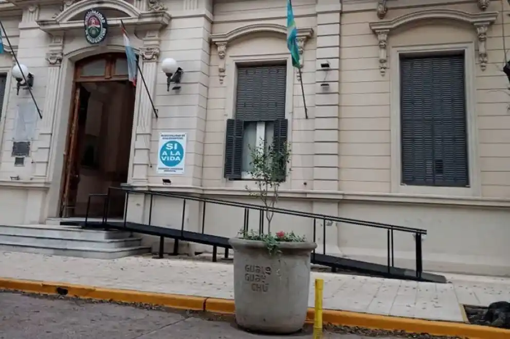 Accidente con arma reglamentaria en la Municipalidad de Gualeguaychú: una policía resultó herida