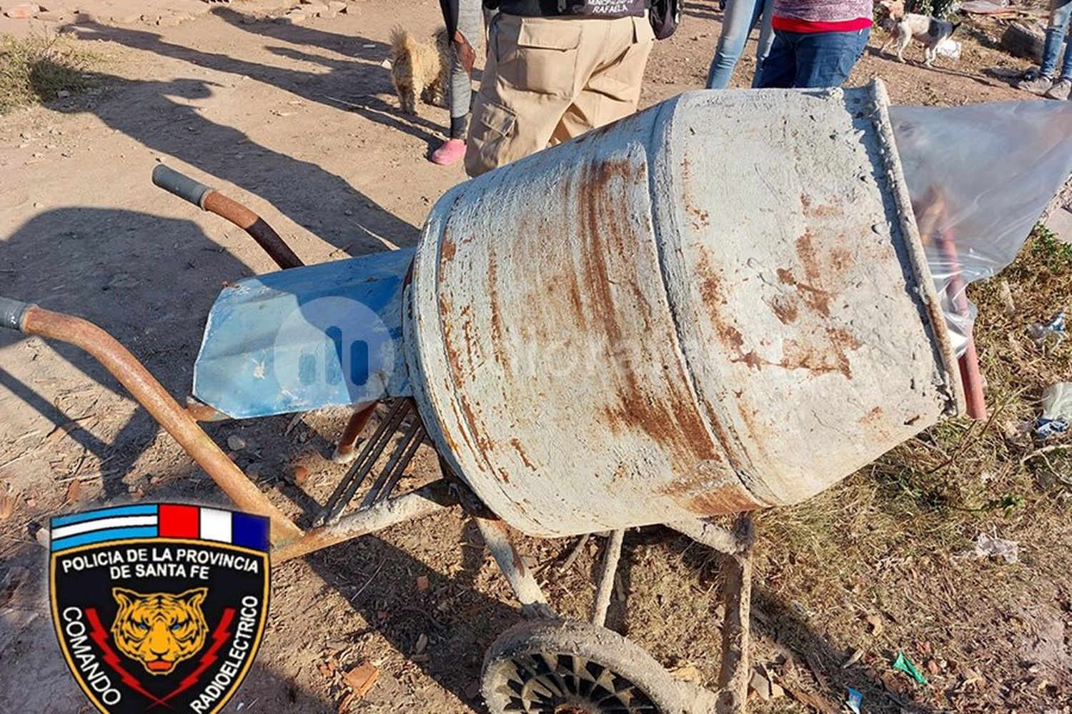 No iban a trabajar:  caminaban con una hormiguera por la calle y cuando vieron a la GUR, huyeron