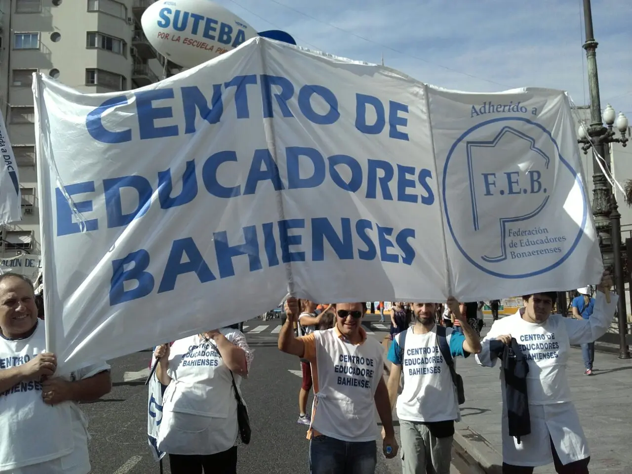 Paro docente: Una multitud acompaña la movilización de maestros