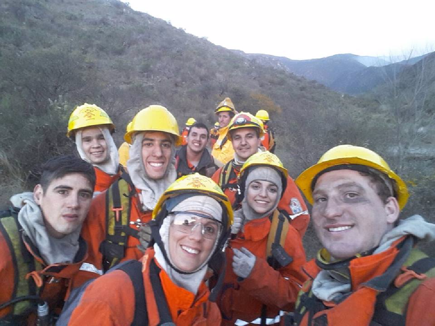 Bomberos de San Francisco combaten incendio forestal en las sierras cordobesas 