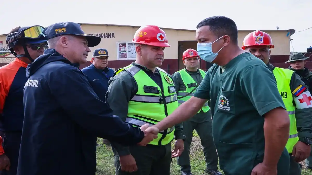 Fuerza de Tarea Simón Bolívar atiende a desplazados por la violencia en Colombia: establecen corredor humanitario