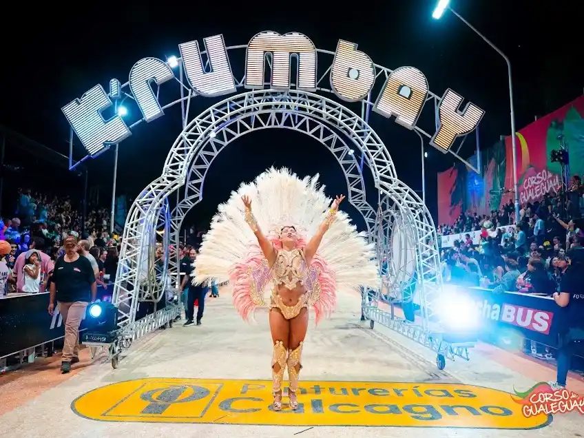 Con la visita del Gobernador Frigerio, se vive la segunda noche de "el corso más divertido"