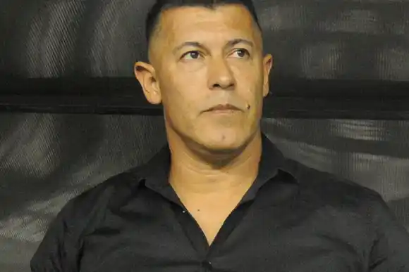 Riquelme acordó la contratación de Jorge Almirón para asumir como DT de Boca