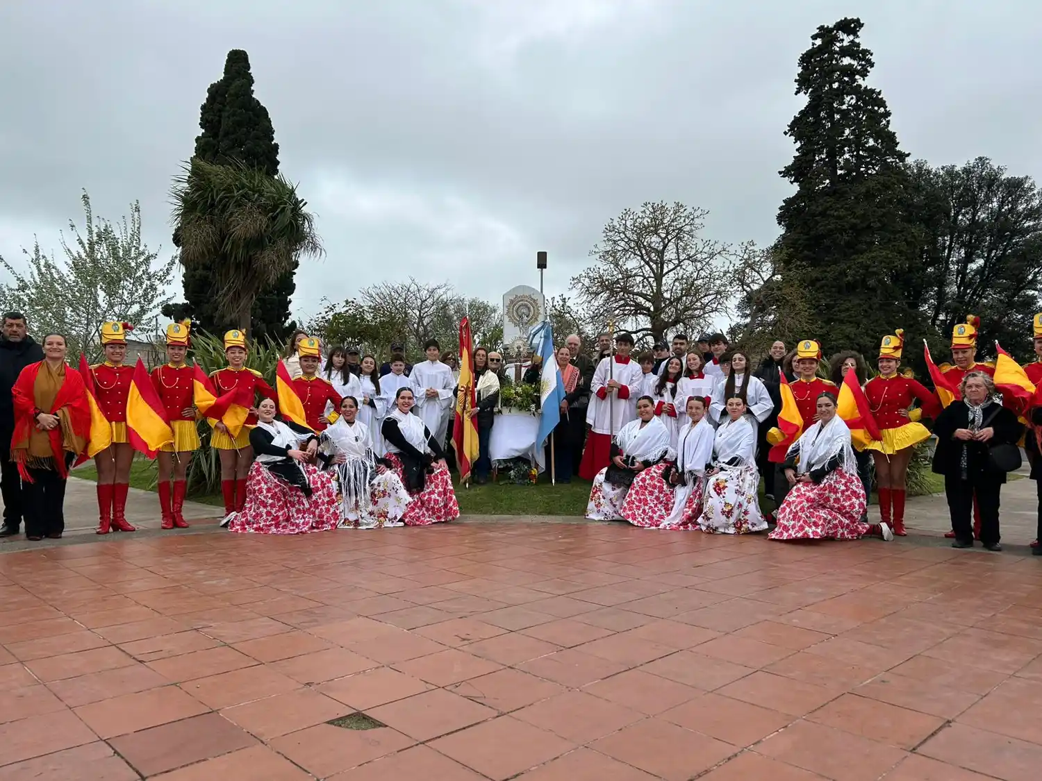La procesión y la danza clásica se llevó a cabo en la Plaza España
