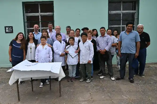 La Municipalidad entregó los planos de la Escuela Nº 41